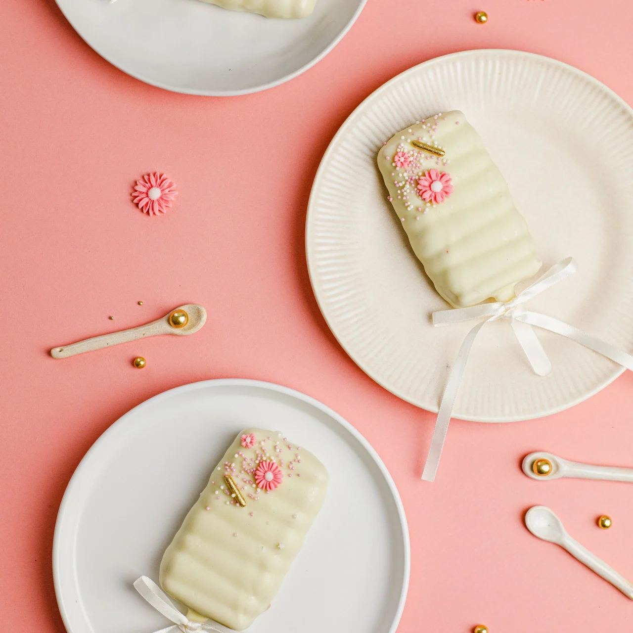 Cake sicles w polewie z białej czekolady